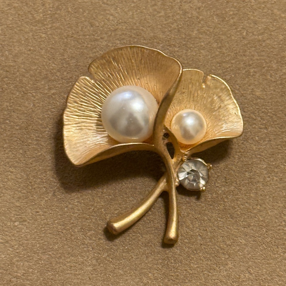 Elegant Gold and Pearl Brooch